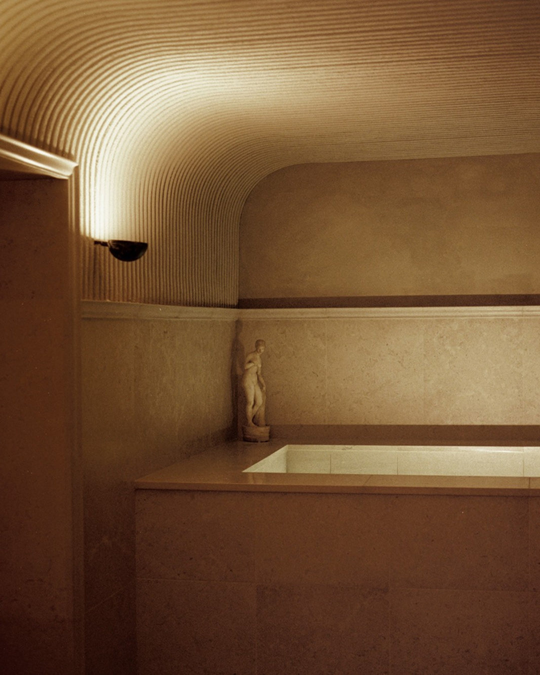 Salle de bain d'hôtel en marbre clair