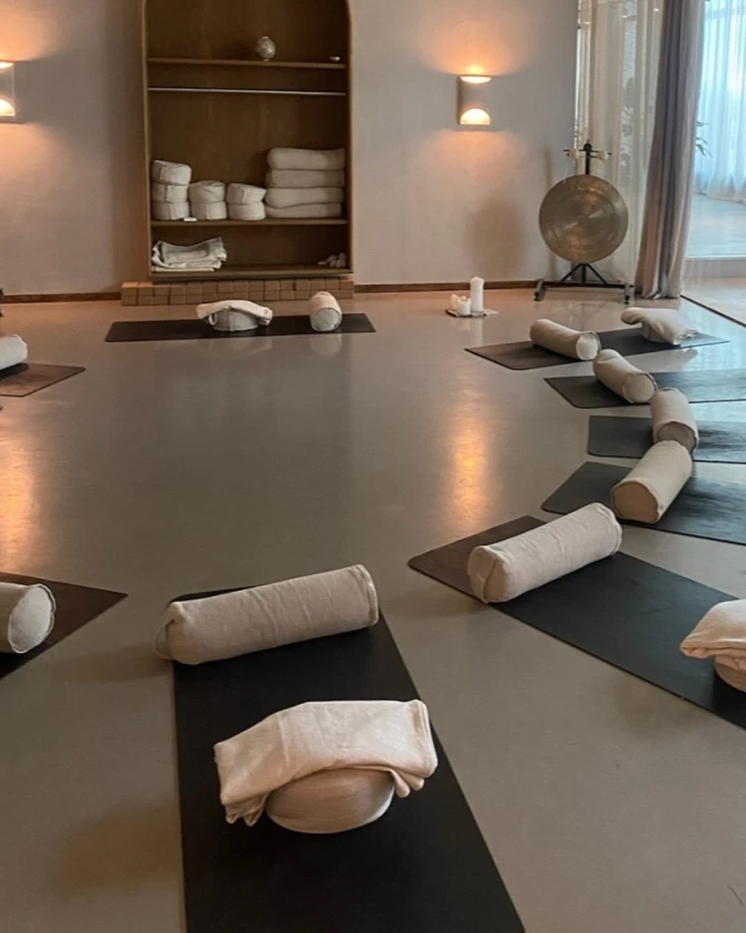 Salle de fitness d'hôtel, équipements alignés et vestiaire équipé en soins Résonance