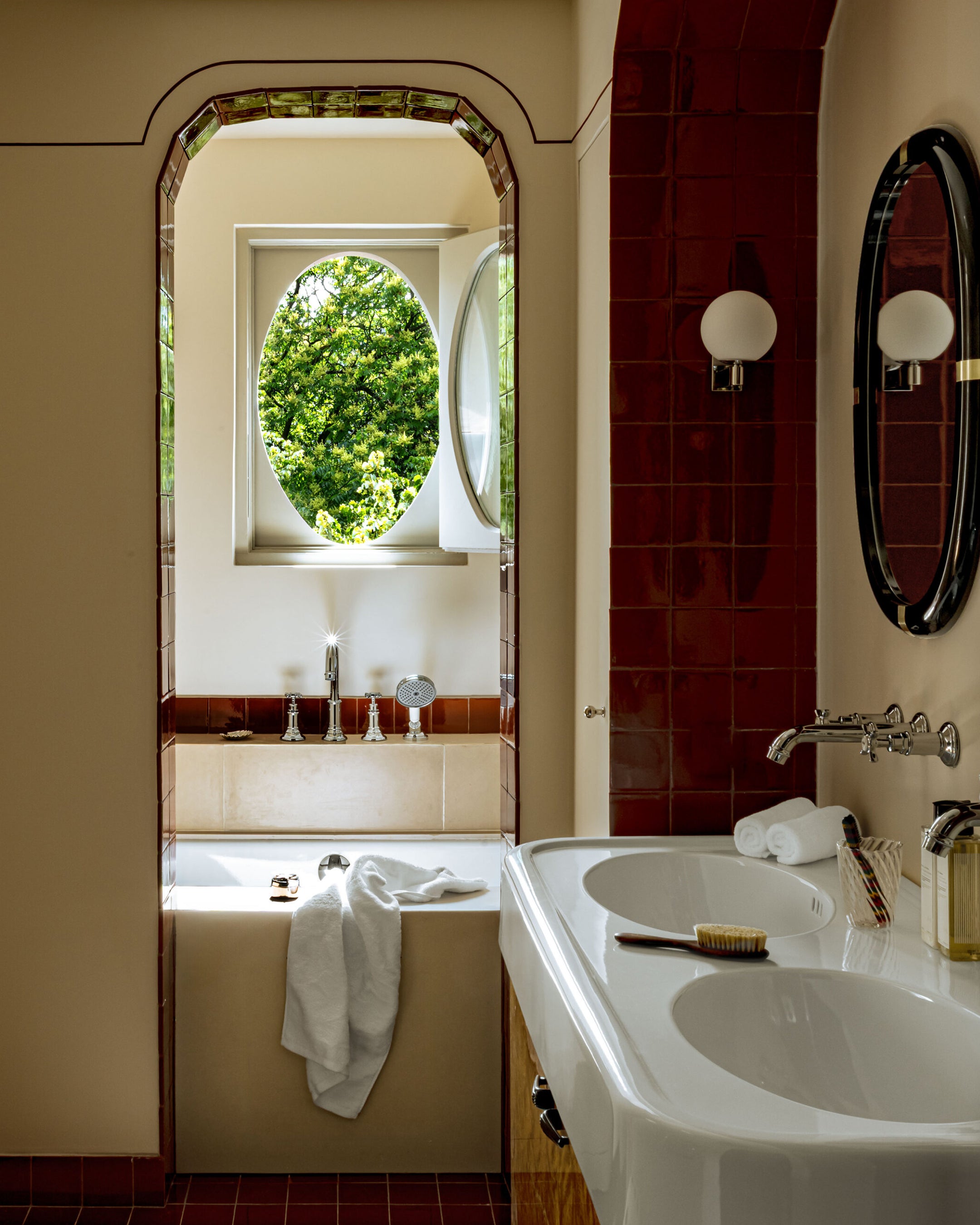 Salle de bain d'hôtel avec baignoire îlot et linge blanc plié